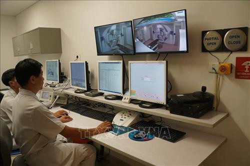 Máy gia tốc tuyến tính hiệu Elekta Infinity - máy xạ trị kỹ thuật số thế hệ mới nhất, tiên tiến nhất trên thế giới được kết nối tại Trung tâm điều trị ung thư Hy vọng. Ảnh: Đinh Hằng – TTXVN