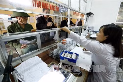 Người dân đi khám bệnh bảo hiểm y tế. Ảnh minh họa - TTXVN Người dân đi khám bệnh bảo hiểm y tế. Ảnh minh họa - TTXVN