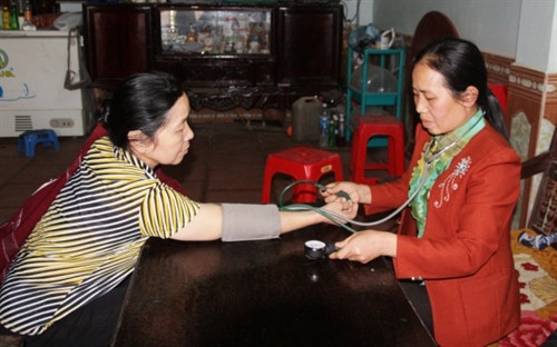 Chị Trần Thị Thắm (bên phải) thường xuyên thăm khám và tư vấn sức khỏe cho bà con. Chị Trần Thị Thắm (bên phải) thường xuyên thăm khám và tư vấn sức khỏe cho bà con.