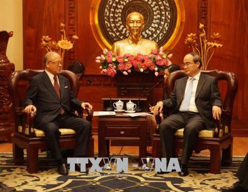 Đồng chí Nguyễn Thiện Nhân tiếp ôngTsutomu Takebe. Ảnh: Thu Hoài – TTXVN