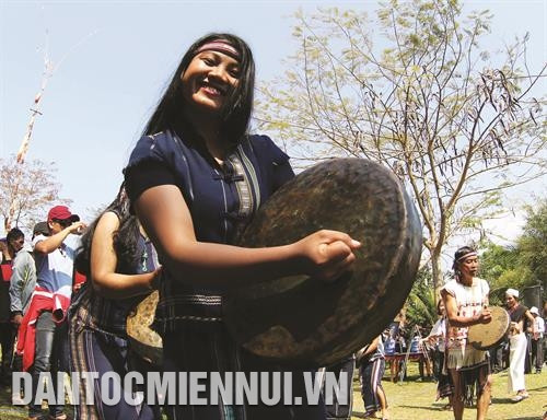 Lễ hội mùa Xuân ở Tây Nguyên gắn chặt với sinh hoạt văn hóa cồng chiêng.