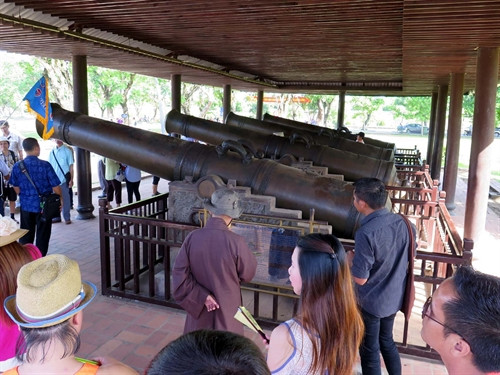 Khách du lịch tham quan Cửu vị thần công (Đại Nội, Huế)