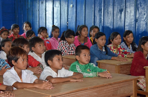 Con em kiều bào tham dự lễ khánh thành trường học. Ảnh: Danh Chanh Đa - TTXVN Con em kiều bào tham dự lễ khánh thành trường học. Ảnh: Danh Chanh Đa - TTXVN