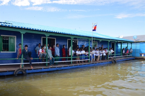 Ngôi trường nhà bè được xây dựng trên Biển Hồ. Ảnh: Phan Minh Hưng - TTXVN Ngôi trường nhà bè được xây dựng trên Biển Hồ. Ảnh: Phan Minh Hưng - TTXVN