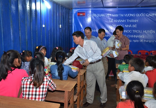 Đại diện đại sứ quán Việt Nam trao quà cho con em kiều bào. Ảnh: Phan Minh Hưng - TTXVN Đại diện đại sứ quán Việt Nam trao quà cho con em kiều bào. Ảnh: Phan Minh Hưng - TTXVN