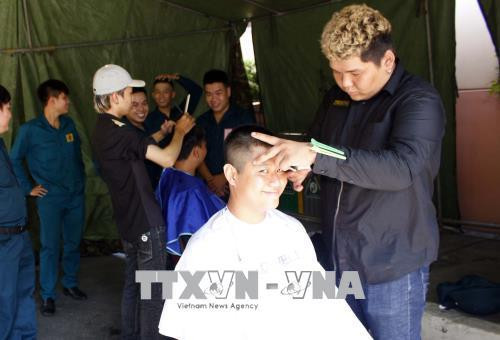 Cắt tóc miễm phí cho thanh niên trúng tuyển lên đường nhập ngũ. Ảnh: Thanh Vũ -TTXVN