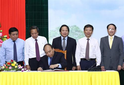 Thủ tướng Nguyễn Xuân Phúc ký và đóng dấu phát hành bộ tem. Ảnh: Thống Nhất-TTXVN Thủ tướng Nguyễn Xuân Phúc ký và đóng dấu phát hành bộ tem. Ảnh: Thống Nhất-TTXVN