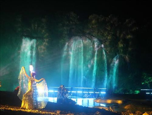 Huyền thoại Bản Giốc tại lễ hội ánh sáng thác Bản Giốc. Ảnh: Chu Hiệu - TTXVN