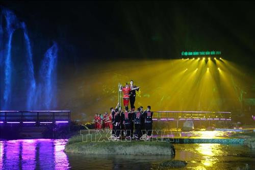 Huyền thoại Bản Giốc tại lễ hội ánh sáng thác Bản Giốc. Ảnh: Chu Hiệu - TTXVN