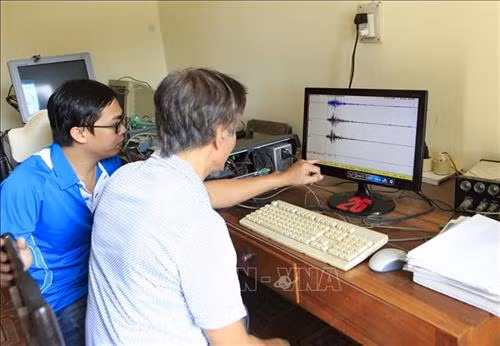 Cán bộ Trạm quan sát địa chấn Điện Biên kiểm tra giản đồ cường độ trận động đất. Ảnh: Xuân Tư - TTXVN
