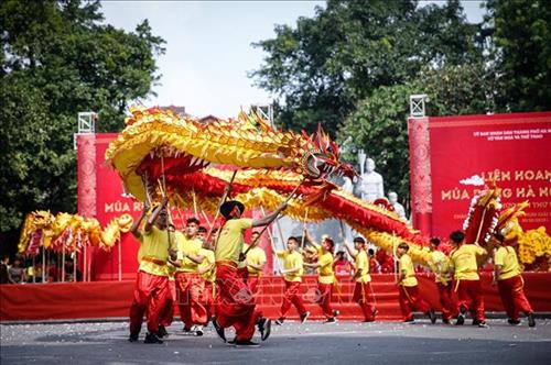 Phần thi múa rồng của đội Đan Phượng. Ảnh: Trọng Đạt - TTXVN