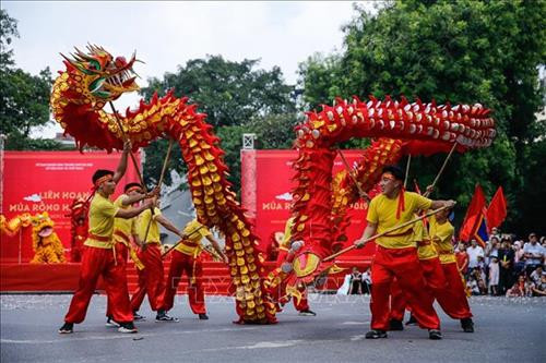 Phần thi múa rồng của đội Gia Lâm. Ảnh: Trọng Đạt - TTXVN