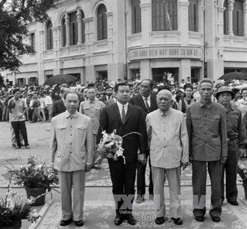 Chủ tịch nước Tôn Đức Thắng, Chủ tịch Uỷ ban thường vụ Quốc hội Trường Chinh, Thủ tướng Phạm Văn Đồng, Phó Thủ tướng - Đại tướng Võ Nguyên Giáp đón tiếp Samdech Norodom Sihanouk, Quốc trưởng Campuchia, Chủ tịch Mặt trận Thống nhất dân tộc Campuchia sang thăm chính thức Việt Nam (ngày 25/5 - 8/6/1970). Ảnh: Tư liệu TTXVN Chủ tịch nước Tôn Đức Thắng, Chủ tịch Uỷ ban thường vụ Quốc hội Trường Chinh, Thủ tướng Phạm Văn Đồng, Phó Thủ tướng - Đại tướng Võ Nguyên Giáp đón tiếp Samdech Norodom Sihanouk, Quốc trưởng Campuchia, Chủ tịch Mặt trận Thống nhất dân tộc Campuchia sang thăm chính thức Việt Nam (ngày 25/5 - 8/6/1970). Ảnh: Tư liệu TTXVN