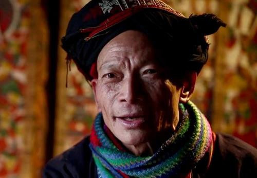 Nghệ nhân Chảo Sành Nhàn - người biết vẽ 17 bộ tranh thờ của người Dao. Nghệ nhân Chảo Sành Nhàn - người biết vẽ 17 bộ tranh thờ của người Dao.