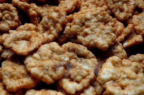 Miếng chả mực rán xong có màu vàng ruộm, thơm, giòn và vẫn giữ được vị mực tươi