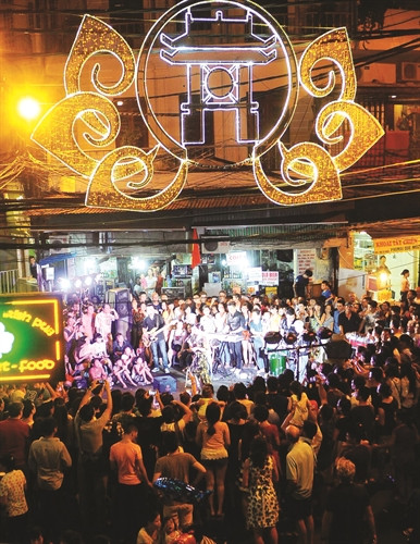 Các nghệ sĩ đường phố với một không gian biểu diễn được bố trí ngay tại ngã tư hè phố, thu hút sự chú ý của đông đảo người yêu nhạc