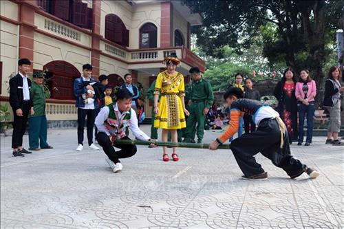 Trải nghiệm trò chơi đẩy gậy của đồng bào dân tộc Mông. Ảnh: Diệp Anh - TTXVN