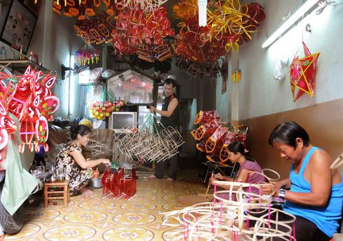 Các sản phẩm lồng đèn khá đa dạng về mẫu mã, được trang trí bắt mắt. Một công đoạn sản xuất lồng đèn. Người thợ phải sáng tạo, khéo léo trong từng chi tiết để cho ra đời một sản phẩm hoàn thiện. Người thợ phải sáng tạo, khéo léo trong từng chi tiết để cho ra đời một sản phẩm hoàn thiện. Gia đình ông Nguyễn Đức Thắng (đường Trịnh Đình Trọng, quận 11) là 1 trong số ít gia đình vẫn còn gắn bó với nghề. Ông Nguyễn Đức Thắng, người có gần 30 năm tuổi nghề làm lồng đèn truyền thống.