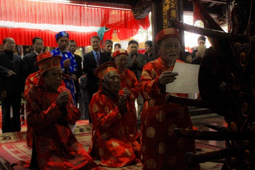 Các cụ cao tuổi thực hiện nghi thức tế lễ khai hội trong đình làng. Ảnh: Phạm Thảo