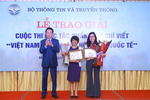 Thứ trưởng Bộ Thông tin và Truyền thông Hoàng Vĩnh Bảo trao giải nhất cho các tác giả. Ảnh: Minh Quyết-TTXVN Thứ trưởng Bộ Thông tin và Truyền thông Hoàng Vĩnh Bảo trao giải nhất cho các tác giả. Ảnh: Minh Quyết-TTXVN