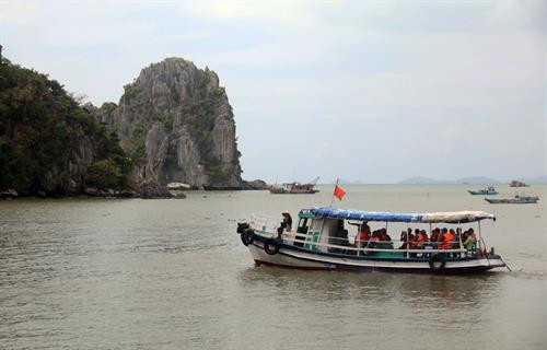 Du thuyền đưa khách du lịch ra thăm quan hang Giếng Tiên tại Khu du lịch Hòn Phụ Tử. Ảnh: Lê Huy Hải - TTXVN Du thuyền đưa khách du lịch ra thăm quan hang Giếng Tiên tại Khu du lịch Hòn Phụ Tử. Ảnh: Lê Huy Hải - TTXVN
