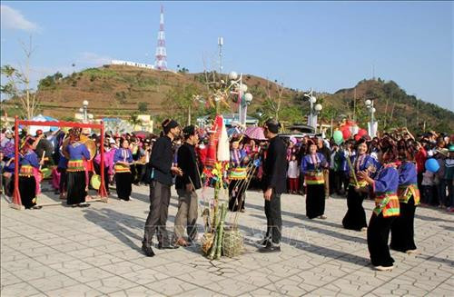 Điệu múa tăng bu được tái hiện trong các Tuần Văn hóa, thể thao và du lịch huyện Quỳnh Nhai (tỉnh Sơn La) năm 2018. Ảnh: Diệp Anh - TTXVN Điệu múa tăng bu được tái hiện trong các Tuần Văn hóa, thể thao và du lịch huyện Quỳnh Nhai (tỉnh Sơn La) năm 2018. Ảnh: Diệp Anh - TTXVN