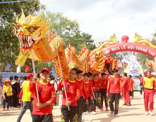 Biểu diễn Lân-Sư-Rồng tại lễ hội. Ảnh : Nguyễn Thanh - TTXVN