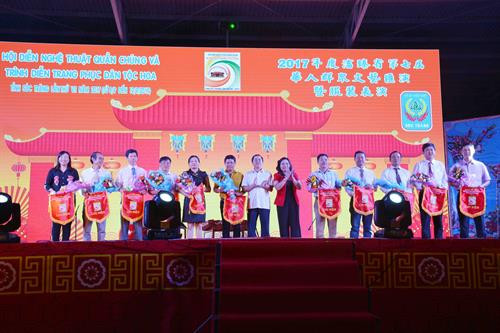 Ban tổ chức trao cờ lưu niệm tặng các đơn vị tham gia hội diễn. Ảnh: Hoài Thu/TTXVN