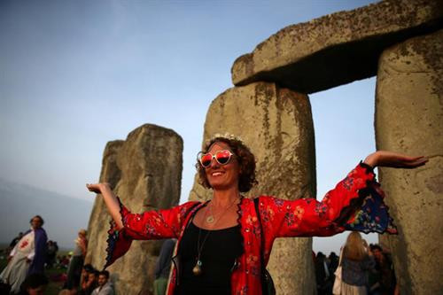 Lễ đón bình minh ngày hạ chí ở Stonehenge đem lại cho khách tham quan cảm giác yêu đời. Lễ đón bình minh ngày hạ chí ở Stonehenge đem lại cho khách tham quan cảm giác yêu đời.