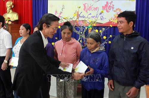 Lãnh đạo tỉnh Quảng Nam tặng quà cho đồng bào trước Tết Nguyên đán Canh Tý. Ảnh: Trần Tĩnh – TTXVN Lãnh đạo tỉnh Quảng Nam tặng quà cho đồng bào trước Tết Nguyên đán Canh Tý. Ảnh: Trần Tĩnh – TTXVN