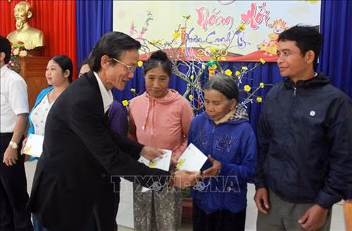 Lãnh đạo tỉnh Quảng Nam tặng quà cho đồng bào trước Tết Nguyên đán Canh Tý. Ảnh: Trần Tĩnh – TTXVN