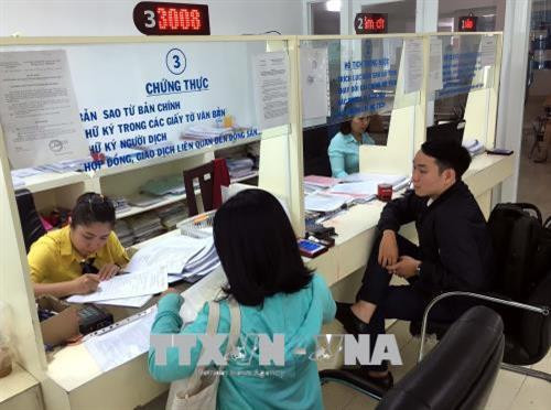 Từ ngày 01/4/2018, Thành phố Hồ Chí Minh sẽ áp dụng thu nhập tăng thêm cho cán bộ công chức, viên chức thuộc khu quản lý nhà nước, tổ chức chính trị, tổ chức chính trị - xã hội và đơn vị sự nghiệp công lập do thành phố quản lý. Trong ảnh: Văn phòng UBND quận 3 đẩy mạnh công tác cải cách hành chính nhằm đem lại sự hài lòng cho người dân. Ảnh: Thanh Vũ-TTXVN