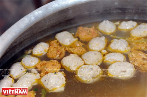 ...và luôn được đun lửa nhỏ để nước dùng không bị đục. ...và luôn được đun lửa nhỏ để nước dùng không bị đục.