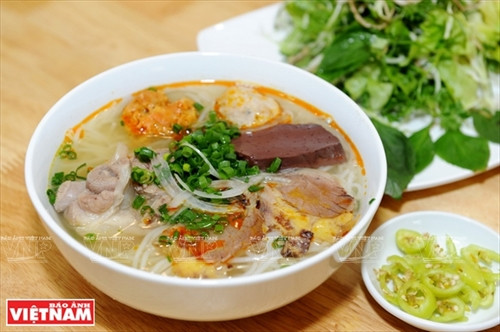 Bún bò Huế ăn cùng với mấy cọng rau húng thơm, chút hoa chuối thái mỏng, mấy múi chanh giấy (chanh cốm) thơm lừng và đặc biệt là ớt xanh của Huế. Bún bò Huế ăn cùng với mấy cọng rau húng thơm, chút hoa chuối thái mỏng, mấy múi chanh giấy (chanh cốm) thơm lừng và đặc biệt là ớt xanh của Huế.
