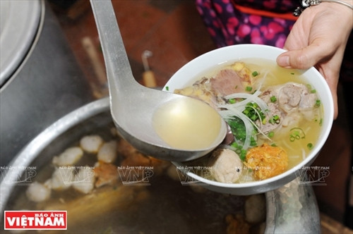 Nước dùng của bún bò Huế không giống với bất cứ loại nước dùng nào khác... Nước dùng của bún bò Huế không giống với bất cứ loại nước dùng nào khác...