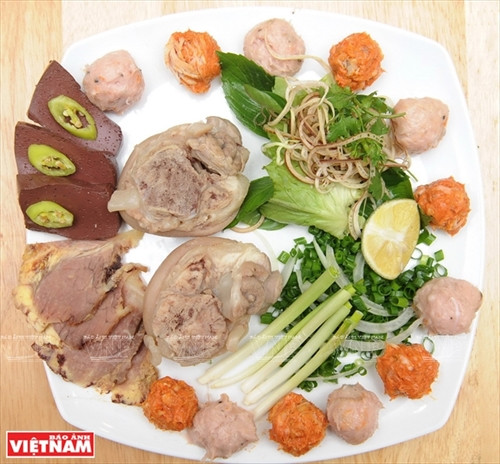 Nguyên liệu của món bún bò Huế gồm chân giò heo (lợn), một miếng tiết heo luộc, một viên chả cua hoặc chả bò, thịt bò và các rau sống ăn kèm. Nguyên liệu của món bún bò Huế gồm chân giò heo (lợn), một miếng tiết heo luộc, một viên chả cua hoặc chả bò, thịt bò và các rau sống ăn kèm.