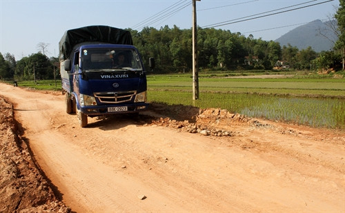 Tuyến đường xuống cấp nghiêm trọng khiến các phương tiện giao thông gặp nhiều khó khăn.