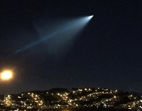 Vật thể lạ được một người dân chụp lại. (Nguồn: RT) Vật thể lạ được một người dân chụp lại. (Nguồn: RT)