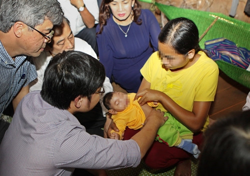 Các y, bác sỹ thăm khám cho bệnh nhân bị dị tật đầu nhỏ nghi nhiễm vi rút Zika ở Đắk Lắk. Ảnh: Dương Giang- TTXVN Các y, bác sỹ thăm khám cho bệnh nhân bị dị tật đầu nhỏ nghi nhiễm vi rút Zika ở Đắk Lắk. Ảnh: Dương Giang- TTXVN