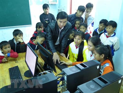 Học sinh trường Phổ thông dân tộc bán trú Tiểu học và Trung học cơ sở Ba Trang thích thú với giờ học vi tính. Ảnh: Phước Ngọc - TTXVN Học sinh trường Phổ thông dân tộc bán trú Tiểu học và Trung học cơ sở Ba Trang thích thú với giờ học vi tính. Ảnh: Phước Ngọc - TTXVN