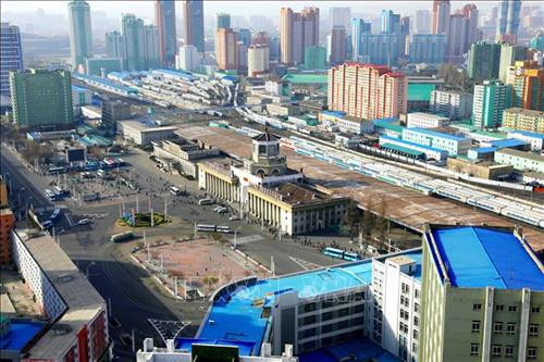 Thủ đô Bình Nhưỡng ngày nay mang một dáng vẻ hiện đại. Ảnh: Phương Hoa – TTXVN Những ngôi nhà cao tầng được sơn nhiều màu sắc mang dáng vẻ hiện đại cho Thủ đô Bình Nhưỡng. Ảnh: Phương Hoa- TTXVN Toàn cảnh thành phố Bình Nhưỡng nhìn từ trên cao. Ảnh: Phương Hoa – TTXVN Tiết mục hòa nhạc của Dàn nhạc Công Huân quốc gia Triều Tiên. Ảnh: Phương Hoa – TTXVN Đúng dịp sinh nhật của Chủ tịch Kim Nhật Thành, Triển lãm hoa được tổ chức tại Thủ đô Bình Nhưỡng. Ảnh: Phương Hoa – TTXVN Một gia đình Triều Tiên tham quan Triển lãm hoa Kim Nhật Thành. Ảnh: Phương Hoa – TTXVN Phụ nữ Triều Tiên mặc trang phục truyền thống vào xem Triển lãm hoa Kim Nhật Thành. Ảnh: Phương Hoa – TTXVN Người dân Triều Tiên xếp hàng vào xem Triển lãm hoa Kim Nhật Thành. Ảnh: Phương Hoa – TTXVN Một ngôi nhà truyền thống bên cạnh những công trình hiện đại. Ảnh: Phương Hoa – TTXVN Người dân và thiếu niên Triều Tiên đến vui chơi ở công viên. Ảnh: Phương Hoa – TTXVN Ngày cuối tuần, người dân Triều Tiên đến vui chơi ở các công viên nổi tiếng. Ảnh: Phương Hoa – TTXVN Một gian hàng dược phẩm ở Bình Nhưỡng. Ảnh: Phương Hoa – TTXVN Học sinh học môn thể thao yêu thích ở trường học. Ảnh: Phương Hoa – TTXVN Lớp học âm nhạc của học sinh Triều Tiên. Ảnh: Phương Hoa – TTXVN Lớp dạy lập trình tại Cung Học sinh Thiếu niên Vạn Cảnh Đài. Ảnh: Phương Hoa – TTXVN Triều Tiên rất chú trọng đến việc phát triển toàn diện con người, học sinh được tham gia các lớp học nghệ thuật. Ảnh: Phương Hoa- TTXVN Học sinh Triều Tiên học viết thư pháp. Ảnh: Phương Hoa – TTXVN Một cặp vợ chồng sắp cưới chụp ảnh trước Bảo tàng Chiến thắng Chiến tranh Giải phóng Tổ quốc. Ảnh: Phương Hoa – TTXVN Người dân xếp hàng trật tự lên phương tiện giao thông công cộng. Ảnh: Phương Hoa- TTXVN Cung Thái Dương Kumsusan-nơi an nghỉ của Chủ tịch Kim Nhật Thành và Kim Jong - Il. Ảnh: Phương Hoa – TTXVN Nhà ga trung tâm ở Thủ đô Bình Nhưỡng. Ảnh: Phương Hoa – TTXVN Tòa nhà Quốc hội ở Thủ đô Bình Nhưỡng. Ảnh: Phương Hoa – TTXVN Ngoài phương tiện giao thông công cộng, người dân Bình Nhưỡng thường xuyên sử dụng xe đạp. Ảnh: Phương Hoa – TTXVN Hoa nở trên đường phố cùng với những ngôi nhà cao tầng mang nhiều màu sắc rực rỡ. Ảnh: Phương Hoa – TTXVN Tượng "Vạn Lý Mã" - bức tượng nổi tiếng ở Bình Nhưỡng. Ảnh: Phương Hoa – TTXVN Những dãy phố với công trình kiến trúc hiện đại được xây dựng ở Bình Nhưỡng. Ảnh: Phương Hoa – TTXVN Nhiều chung cư cao tầng được xây dựng phục vụ chỗ ở cho người dân ở Thủ đô Bình Nhưỡng. Ảnh: Phương Hoa – TTXVN Khải Hoàn Môn - một công trình nổi tiếng ở Bình Nhưỡng. Ảnh: Phương Hoa – TTXVN Tháp Chủ thể cao 170 m là Tượng đài về học thuyết tự lực tự cường ở Triều Tiên. Ảnh: Phương Hoa – TTXVN Một công trình kiến trúc truyền thống của Triều Tiên tại Thủ đô Bình Nhưỡng. Ảnh: Phương Hoa – TTXVN Quảng trường Kim Nhật Thành, nơi tổ chức các sự kiện lớn của Triều Tiên. Ảnh: Phương Hoa – TTXVN Pin năng lượng mặt trời được sử dụng ở nhiều nơi tại Thủ đô Bình Nhưỡng. Ảnh: Phương Hoa – TTXVN Ô tô điện là phương tiện giao thông công cộng phổ biển ở Bình Nhưỡng. Ảnh: Phương Hoa – TTXVN Nhà ga Bình Nhưỡng nhìn từ trên cao. Ảnh: Phương Hoa – TTXVN Tòa nhà Ryugyong cao 330m ở Thủ đô Bình Nhưỡng. Ảnh: Phương Hoa – TTXVN Một công trình lịch sử ở Thủ đô Bình Nhưỡng. Ảnh: Phương Hoa – TTXVN Học sinh mầm non được cô giáo dẫn đi dã ngoại. Ảnh: Phương Hoa – TTXVN Thủ đô Bình Nhưỡng nhìn từ trên cao. Ảnh: Phương Hoa – TTXVN Khu Chang Jong, nơi tập trung nhiều nhà cao tầng. Ảnh: Phương Hoa – TTXVN Thủ đô Bình Nhưỡng ngày nay mang một dáng vẻ hiện đại. Ảnh: Phương Hoa – TTXVN Những ngôi nhà cao tầng được sơn nhiều màu sắc mang dáng vẻ hiện đại cho Thủ đô Bình Nhưỡng. Ảnh: Phương Hoa- TTXVN Toàn cảnh thành phố Bình Nhưỡng nhìn từ trên cao. Ảnh: Phương Hoa – TTXVN Tiết mục hòa nhạc của Dàn nhạc Công Huân quốc gia Triều Tiên. Ảnh: Phương Hoa – TTXVN Đúng dịp sinh nhật của Chủ tịch Kim Nhật Thành, Triển lãm hoa được tổ chức tại Thủ đô Bình Nhưỡng. Ảnh: Phương Hoa – TTXVN Một gia đình Triều Tiên tham quan Triển lãm hoa Kim Nhật Thành. Ảnh: Phương Hoa – TTXVN Phụ nữ Triều Tiên mặc trang phục truyền thống vào xem Triển lãm hoa Kim Nhật Thành. Ảnh: Phương Hoa – TTXVN Người dân Triều Tiên xếp hàng vào xem Triển lãm hoa Kim Nhật Thành. Ảnh: Phương Hoa – TTXVN Một ngôi nhà truyền thống bên cạnh những công trình hiện đại. Ảnh: Phương Hoa – TTXVN Người dân và thiếu niên Triều Tiên đến vui chơi ở công viên. Ảnh: Phương Hoa – TTXVN Ngày cuối tuần, người dân Triều Tiên đến vui chơi ở các công viên nổi tiếng. Ảnh: Phương Hoa – TTXVN Một gian hàng dược phẩm ở Bình Nhưỡng. Ảnh: Phương Hoa – TTXVN Học sinh học môn thể thao yêu thích ở trường học. Ảnh: Phương Hoa – TTXVN Lớp học âm nhạc của học sinh Triều Tiên. Ảnh: Phương Hoa – TTXVN Lớp dạy lập trình tại Cung Học sinh Thiếu niên Vạn Cảnh Đài. Ảnh: Phương Hoa – TTXVN Triều Tiên rất chú trọng đến việc phát triển toàn diện con người, học sinh được tham gia các lớp học nghệ thuật. Ảnh: Phương Hoa- TTXVN Học sinh Triều Tiên học viết thư pháp. Ảnh: Phương Hoa – TTXVN Một cặp vợ chồng sắp cưới chụp ảnh trước Bảo tàng Chiến thắng Chiến tranh Giải phóng Tổ quốc. Ảnh: Phương Hoa – TTXVN Người dân xếp hàng trật tự lên phương tiện giao thông công cộng. Ảnh: Phương Hoa- TTXVN Cung Thái Dương Kumsusan-nơi an nghỉ của Chủ tịch Kim Nhật Thành và Kim Jong - Il. Ảnh: Phương Hoa – TTXVN Nhà ga trung tâm ở Thủ đô Bình Nhưỡng. Ảnh: Phương Hoa – TTXVN Tòa nhà Quốc hội ở Thủ đô Bình Nhưỡng. Ảnh: Phương Hoa – TTXVN Ngoài phương tiện giao thông công cộng, người dân Bình Nhưỡng thường xuyên sử dụng xe đạp. Ảnh: Phương Hoa – TTXVN Hoa nở trên đường phố cùng với những ngôi nhà cao tầng mang nhiều màu sắc rực rỡ. Ảnh: Phương Hoa – TTXVN Tượng "Vạn Lý Mã" - bức tượng nổi tiếng ở Bình Nhưỡng. Ảnh: Phương Hoa – TTXVN Những dãy phố với công trình kiến trúc hiện đại được xây dựng ở Bình Nhưỡng. Ảnh: Phương Hoa – TTXVN Nhiều chung cư cao tầng được xây dựng phục vụ chỗ ở cho người dân ở Thủ đô Bình Nhưỡng. Ảnh: Phương Hoa – TTXVN Khải Hoàn Môn - một công trình nổi tiếng ở Bình Nhưỡng. Ảnh: Phương Hoa – TTXVN Tháp Chủ thể cao 170 m là Tượng đài về học thuyết tự lực tự cường ở Triều Tiên. Ảnh: Phương Hoa – TTXVN Một công trình kiến trúc truyền thống của Triều Tiên tại Thủ đô Bình Nhưỡng. Ảnh: Phương Hoa – TTXVN Quảng trường Kim Nhật Thành, nơi tổ chức các sự kiện lớn của Triều Tiên. Ảnh: Phương Hoa – TTXVN Pin năng lượng mặt trời được sử dụng ở nhiều nơi tại Thủ đô Bình Nhưỡng. Ảnh: Phương Hoa – TTXVN Ô tô điện là phương tiện giao thông công cộng phổ biển ở Bình Nhưỡng. Ảnh: Phương Hoa – TTXVN Nhà ga Bình Nhưỡng nhìn từ trên cao. Ảnh: Phương Hoa – TTXVN Tòa nhà Ryugyong cao 330m ở Thủ đô Bình Nhưỡng. Ảnh: Phương Hoa – TTXVN Một công trình lịch sử ở Thủ đô Bình Nhưỡng. Ảnh: Phương Hoa – TTXVN Học sinh mầm non được cô giáo dẫn đi dã ngoại. Ảnh: Phương Hoa – TTXVN Thủ đô Bình Nhưỡng nhìn từ trên cao. Ảnh: Phương Hoa – TTXVN Khu Chang Jong, nơi tập trung nhiều nhà cao tầng. Ảnh: Phương Hoa – TTXVN