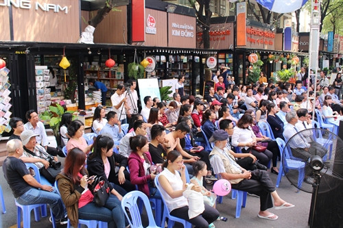 Đông đảo khách tham quan và bạn đọc đến tham dự lễ khai mạc tuần lễ hoạt động “Chào mừng ngày sách Việt Nam 21/4 lần IV