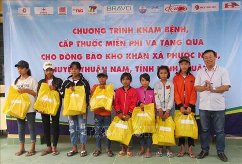 Ông Phan Văn Đông, Phó Giám đốc, Chủ tịch Công Đoàn Cơ quan TTXVN Khu vực phía Nam tặng quà cho các em học sinh nghèo hiếu học ở xã Phước Nam (huyện Thuận Nam, Ninh Thuận). Ảnh: Nguyễn Thành – TTXVN Ông Phan Văn Đông, Phó Giám đốc, Chủ tịch Công Đoàn Cơ quan TTXVN Khu vực phía Nam tặng quà cho các em học sinh nghèo hiếu học ở xã Phước Nam (huyện Thuận Nam, Ninh Thuận). Ảnh: Nguyễn Thành – TTXVN