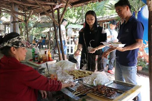 Đoàn viên công đoàn, người lao động tham gia phiên chợ. Ảnh: Hoài Nam – TTXVN. Đoàn viên công đoàn, người lao động tham gia phiên chợ. Ảnh: Hoài Nam – TTXVN.