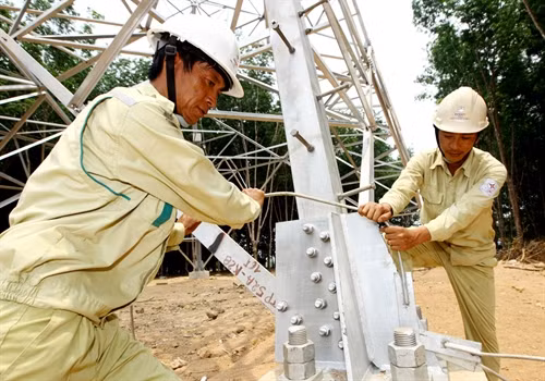 Công nhân Công ty Truyền tải Điện 2 thi công tại công trình. Ảnh: Ngọc Hà - TTXVN