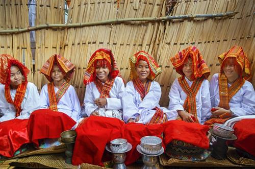 Các thiếu nữ được tập trung tại nhà chủ lễ và ở lại đây với nến sáp cháy suốt đêm sau khi làm lễ thánh tẩy ngoài trời Sáng sớm ngày lễ chính bà bóng cầm tay thiếu nữ chủ lễ dẫn đoàn ra ngoài trời đến một cái giếng làm lễ tẩy trần Các thiếu nữ cùng nhau đi tẩy uế trong cơ thể trước khi làm lễ Thánh tẩy Lễ thánh tẩy do một bà bóng tiến hành đổ nước chanh với cát lồi lên đầu thiếu nữ và cầu nguyện (cát trắng nhỏ mịn hạt được lấy từ suối ở chân núi) Ngườì thân tắm lại cho các thiếu nữ bằng nước giếng. Các thiếu nữ được đưa trở lại nhà lễ phụ, trang điểm, đeo trang sức và búi tóc cao Hoàn tất trang phục truyền thống cùng với các trang sức chuẩn bị cho lễ nhập đạo Thiếu nữ chù lễ mặc trang phục truyền thống màu vàng các thiếu nữ khác màu trắng được bà bóng dẫn vào rạp lễ chính. Tóc của các thiếu nữ được cắt hai lần, giữa trán, và hai bên. Lần đầu cắt tóc để thể hiện sự biết ơn đối với đấng sinh thành, lần hai để thể hiện lòng tôn kính đối với thánh Alla Nghi lễ có sự chứng giám của bé trai gọi là Anak Polabadhi Giáo sĩ chủ lễ Imam (một chức sắc cao của đạo Bàni chỉ sau sư cả) đặt tên thánh cho các thiếu nữ trong lễ Kareh. Các thiếu nữ lần lượt quỳ lạy các vị chức sắc để được công nhận trưởng thành, chính thức là một tín đồ Hồi giáo Bani Các thiếu nữ được tập trung tại nhà chủ lễ và ở lại đây với nến sáp cháy suốt đêm sau khi làm lễ thánh tẩy ngoài trời Sáng sớm ngày lễ chính bà bóng cầm tay thiếu nữ chủ lễ dẫn đoàn ra ngoài trời đến một cái giếng làm lễ tẩy trần Các thiếu nữ cùng nhau đi tẩy uế trong cơ thể trước khi làm lễ Thánh tẩy Lễ thánh tẩy do một bà bóng tiến hành đổ nước chanh với cát lồi lên đầu thiếu nữ và cầu nguyện (cát trắng nhỏ mịn hạt được lấy từ suối ở chân núi) Ngườì thân tắm lại cho các thiếu nữ bằng nước giếng. Các thiếu nữ được đưa trở lại nhà lễ phụ, trang điểm, đeo trang sức và búi tóc cao Hoàn tất trang phục truyền thống cùng với các trang sức chuẩn bị cho lễ nhập đạo Thiếu nữ chù lễ mặc trang phục truyền thống màu vàng các thiếu nữ khác màu trắng được bà bóng dẫn vào rạp lễ chính. Tóc của các thiếu nữ được cắt hai lần, giữa trán, và hai bên. Lần đầu cắt tóc để thể hiện sự biết ơn đối với đấng sinh thành, lần hai để thể hiện lòng tôn kính đối với thánh Alla Nghi lễ có sự chứng giám của bé trai gọi là Anak Polabadhi Giáo sĩ chủ lễ Imam (một chức sắc cao của đạo Bàni chỉ sau sư cả) đặt tên thánh cho các thiếu nữ trong lễ Kareh. Các thiếu nữ lần lượt quỳ lạy các vị chức sắc để được công nhận trưởng thành, chính thức là một tín đồ Hồi giáo Bani
