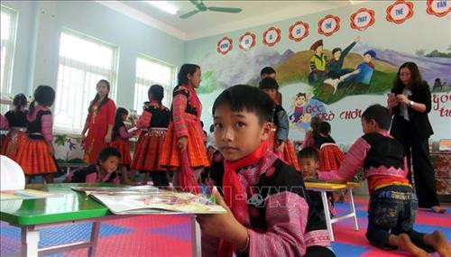 Học sinh vui mừng có thư viện mới. Ảnh: Thanh Hải - TTXVN Học sinh vui mừng có thư viện mới. Ảnh: Thanh Hải - TTXVN