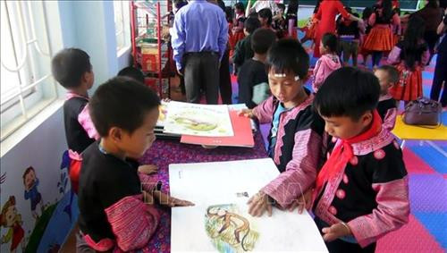 Học sinh vui mừng có thư viện mới. Ảnh: Thanh Hải - TTXVN Học sinh vui mừng có thư viện mới. Ảnh: Thanh Hải - TTXVN