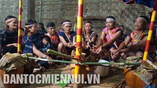 Các thầy cúng thực hiện nghi lễ cúng tại nhà em bé và cầu xin thần linh che chở, bảo vệ cho em bé trong cuộc đời. Ảnh: Hoàng Hải