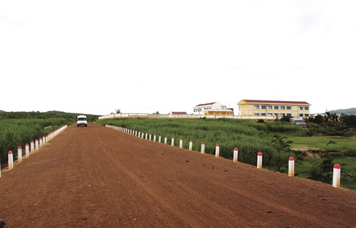 Con đường mới dẫn vào làng Chăm Phò Trì thuộc xã Tân Thắng, huyện Hàm Tân. Con đường mới dẫn vào làng Chăm Phò Trì thuộc xã Tân Thắng, huyện Hàm Tân.